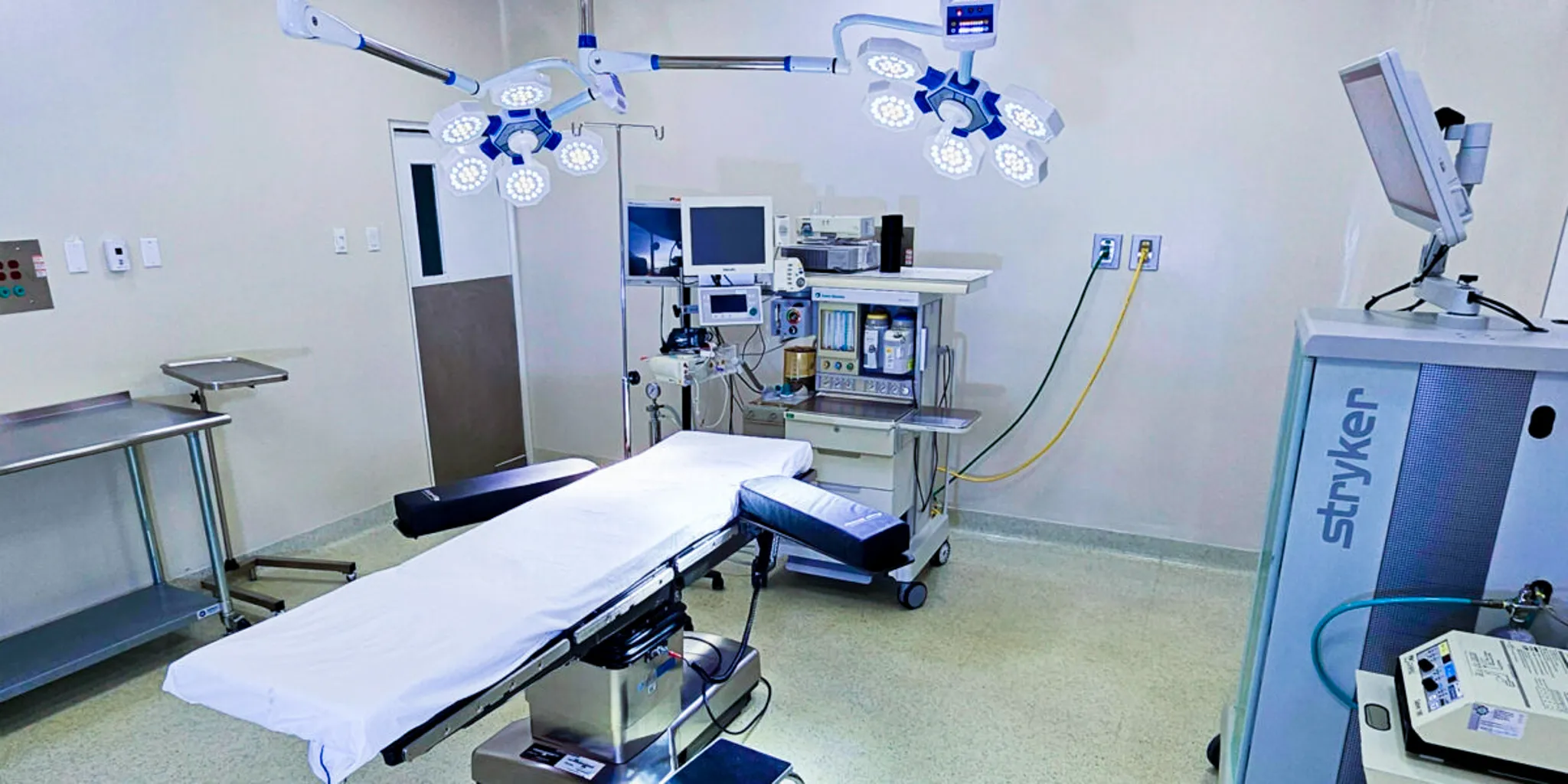 Operating room with surgical lights, an operating table and anesthesia equipment